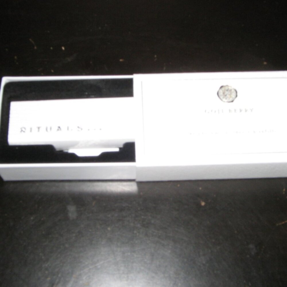 Rituals Goji Berry Car perfume holder w/2 strips total - Picture 1 of 3